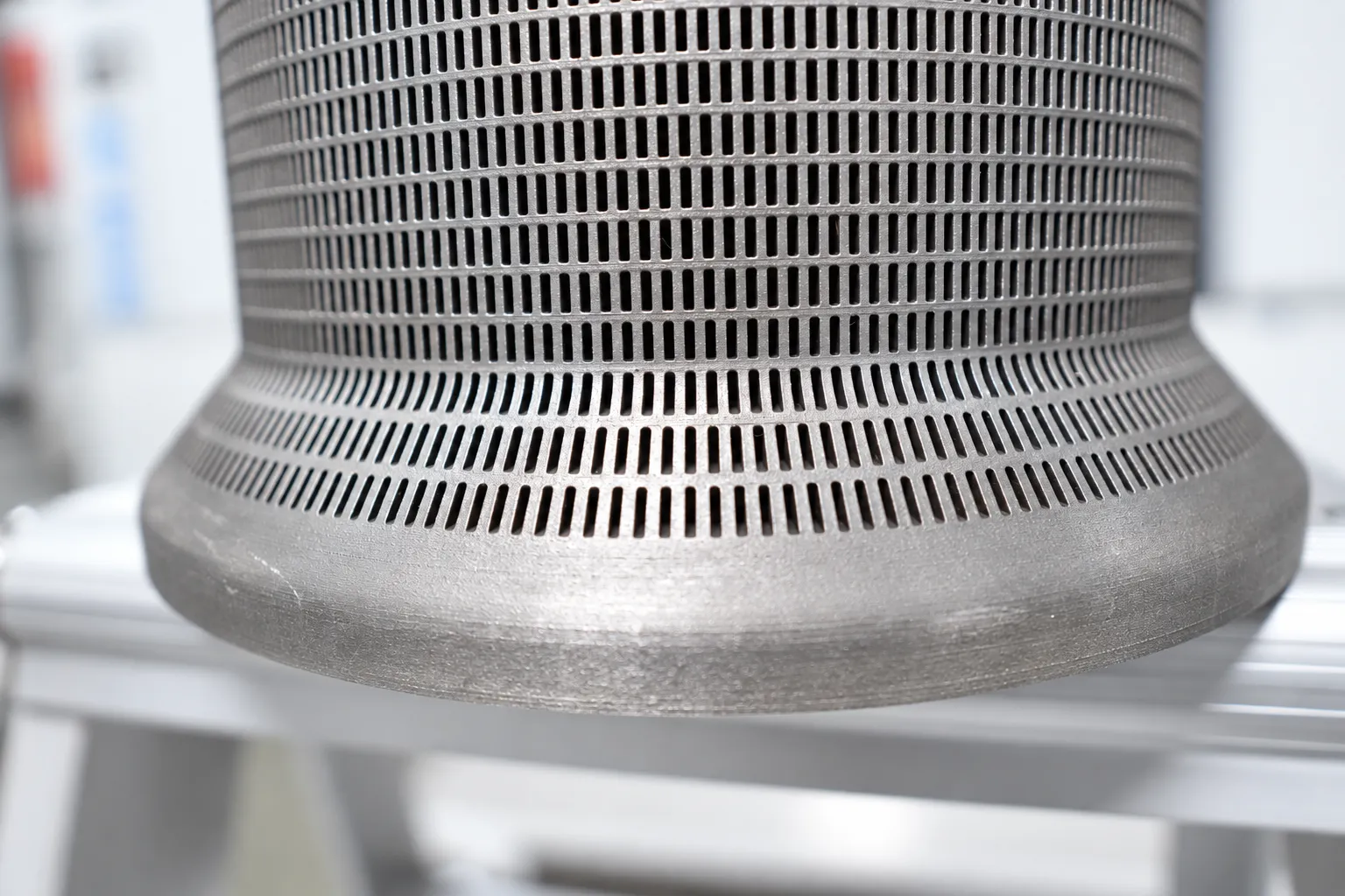 Flange and slot detail of the metal cage