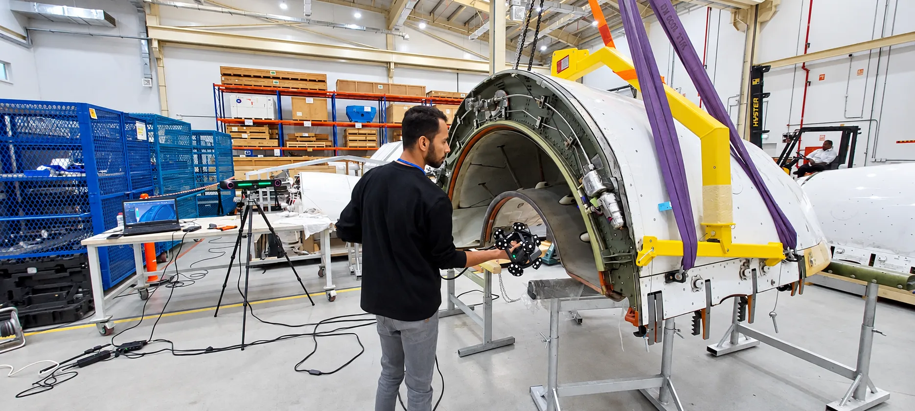 Tracked scanning of an aircraft nacelle component in a hangar