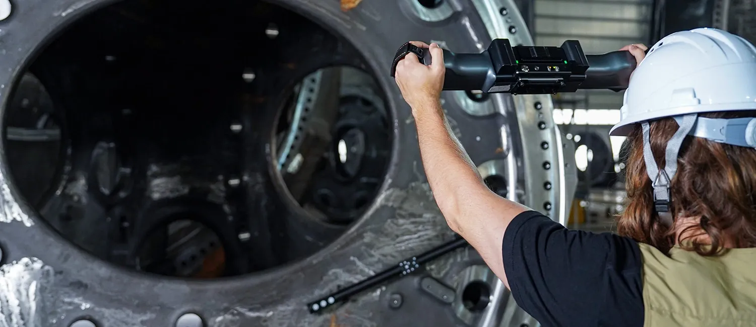 Operator scanning a large industrial component with NimbleTrack
